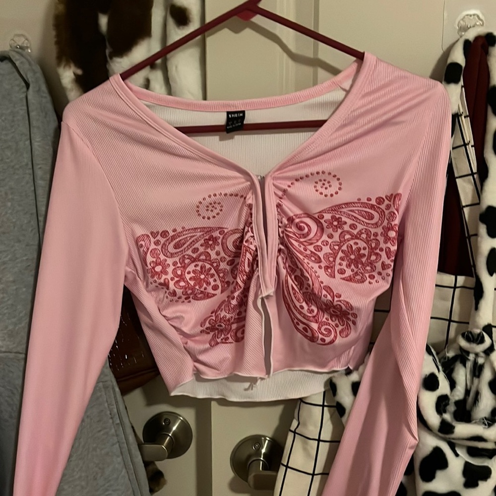 I'm selling a cute shirt, aesthetic shirt